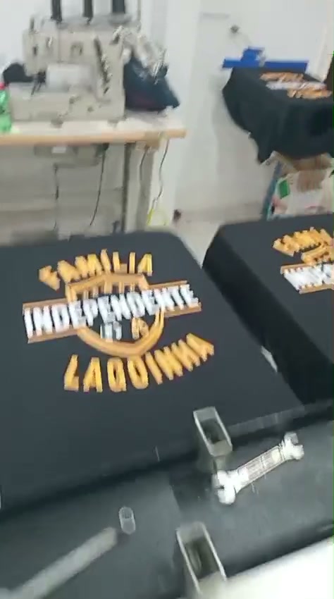 Camiseta preta estampada na prensa da LUMMA, em Jaú