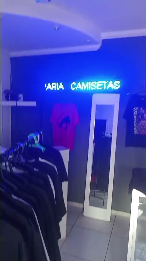 Araras de camisetas na loja da LUMMA, em Jaú