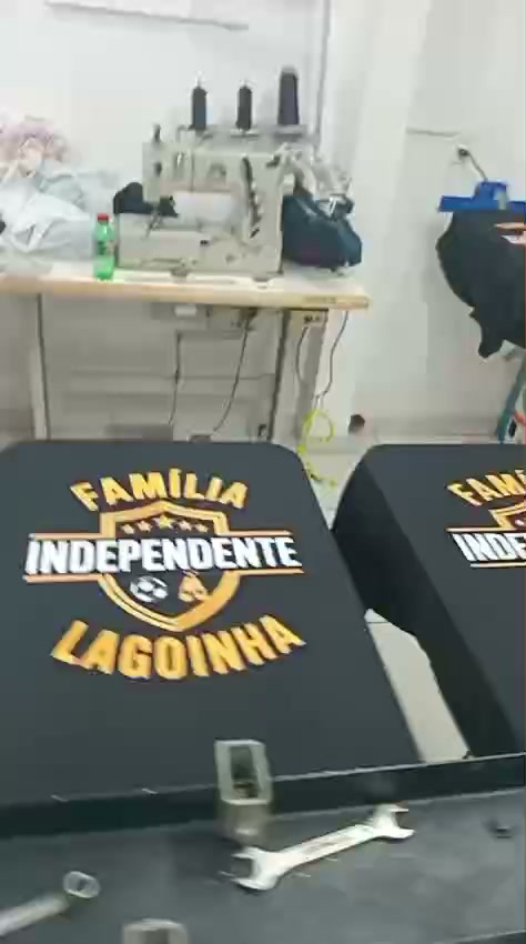 Camisetas pretas estampadas nas prensas da LUMMA