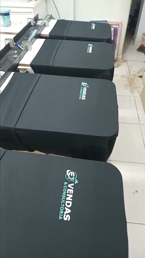 Uniformes de empresa estampados em produção